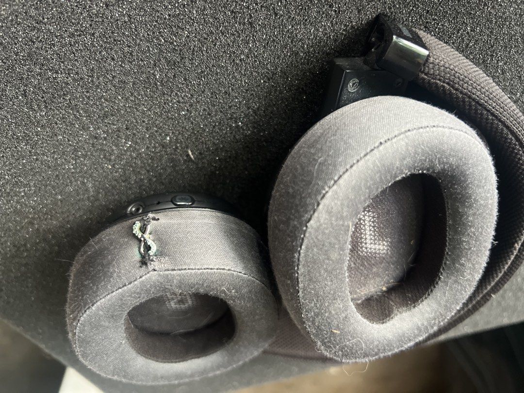 Jbl Bluetooth headphones E55BT (Category: Headphones & Headsets) located in Makati City. Submitted by bentabentabilinakayo (Listing ID 1443216494, Image 3). Description: Second hand Jbl Bluetooth headphones Price 1600 pesos Makati pick up.