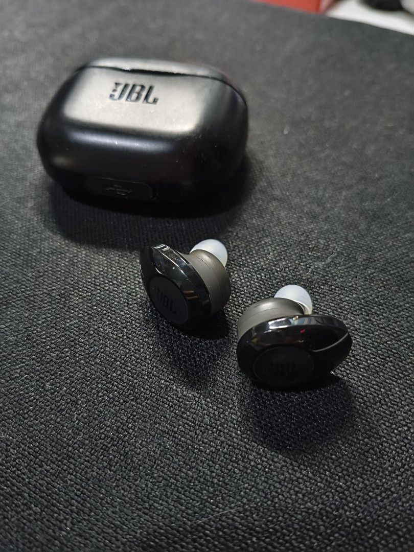 JBL TUNE 120 True Wireless Earbuds Charging Case (Category: Earphones) located in Manila. Submitted by anyxxxng (Listing ID 1443264342, Image 2). Description: Selling a black JBL charging case for true wireless earbuds. The case is compact and portable. It holds two earbuds. The JBL logo is clearly visible on the top. Some minor scuffs on the exterior, but fully functional. Great for keeping your earbuds charged on the go. RFS: Decluttering MOP: 