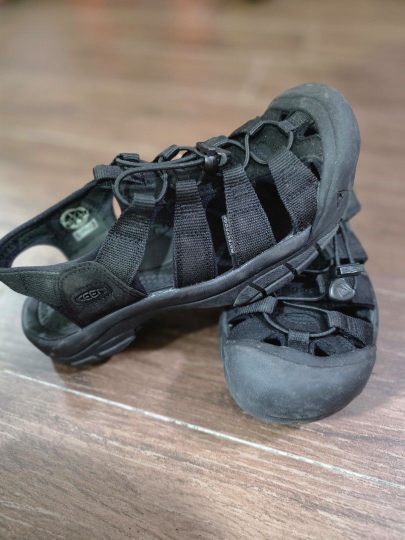 KEEN Newport Sandals (Category: Flipflops and Slides) located in Singapore. Submitted by velvet_pistol (Listing ID 1443132535, Image 1). Description: - KEEN Newport black sandals - Size 8 US - Quick-dry webbing - Secure lace-lock system - Rubber toe protection - Perfect for hiking and water activities Bought one size down, wore 2 times only..No box. Negotiable.
