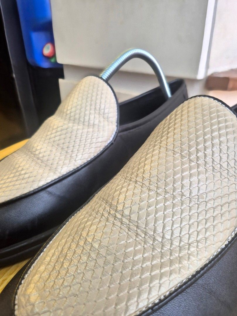 Lemans Loafers (Category: Dress Shoes) located in Manila. Submitted by _mlb94 (Listing ID 1443224311, Image 2). Description: Lemans Loafers 9/10 condition Size 40 Leather is in very good condition No sole drag Like new RFS: Not using it, just decluttering ₱ 1,000 neg Location: Taft Ave., Manila area Delivery: Lalamove, Grab Express, Angkas Padala, J&T Delivery, etc.. Contact No.: 09760026437.