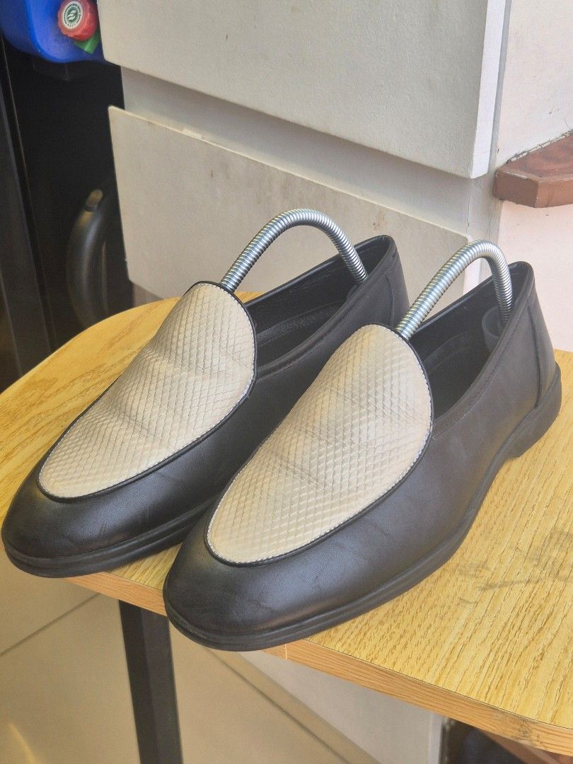 Lemans Loafers (Category: Dress Shoes) located in Manila. Submitted by _mlb94 (Listing ID 1443224311, Image 1). Description: Lemans Loafers 9/10 condition Size 40 Leather is in very good condition No sole drag Like new RFS: Not using it, just decluttering ₱ 1,000 neg Location: Taft Ave., Manila area Delivery: Lalamove, Grab Express, Angkas Padala, J&T Delivery, etc.. Contact No.: 09760026437.