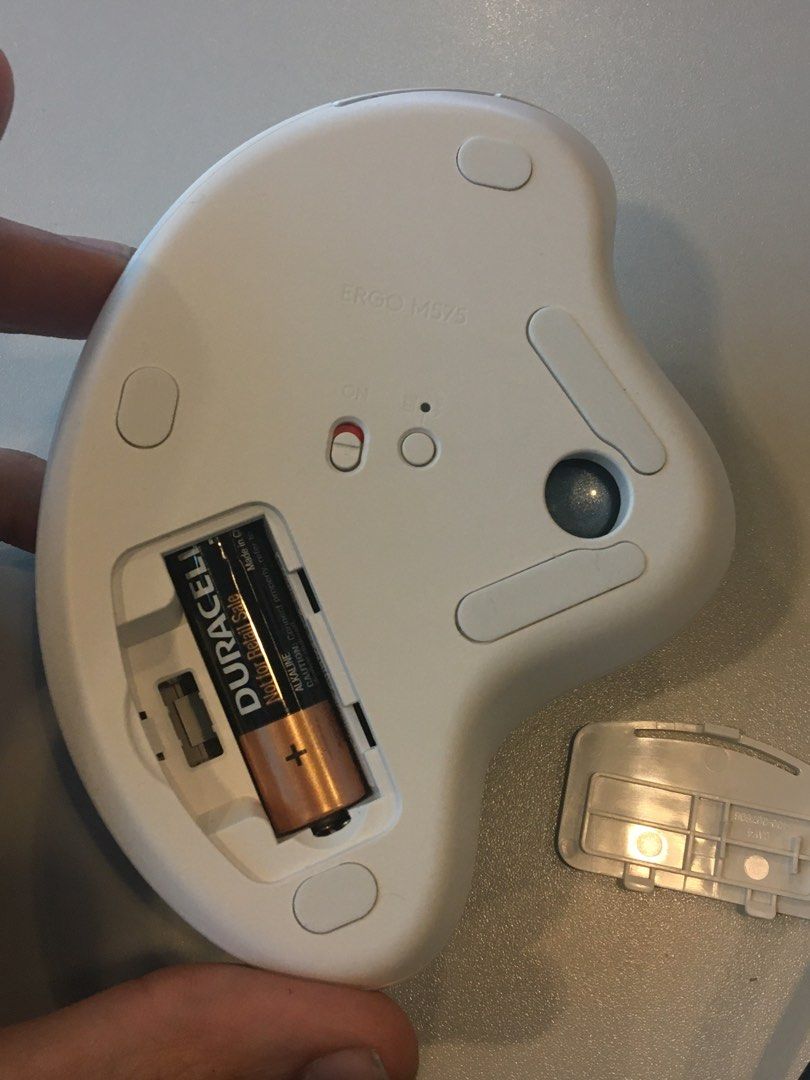 Logitech MX Ergo Trackball Mouse Wireless （分類：電腦滑鼠及相關產品）位於 Hong Kong。 由 donnywokman 提交（商品編號 1443208140，圖片 3）。簡介： Logitech MX Ergo M575. Wireless connection with USB receiver. White colour. Ergonomic design for comfort. Includes the USB receiver and battery cover. Uses one AA battery. Ball is blue.。