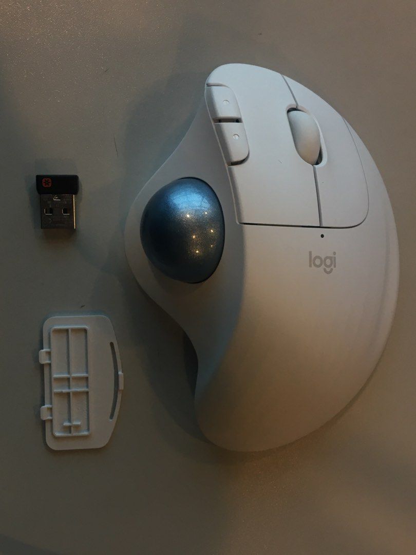 Logitech MX Ergo Trackball Mouse Wireless （分類：電腦滑鼠及相關產品）位於 Hong Kong。 由 donnywokman 提交（商品編號 1443208140，圖片 1）。簡介： Logitech MX Ergo M575. Wireless connection with USB receiver. White colour. Ergonomic design for comfort. Includes the USB receiver and battery cover. Uses one AA battery. Ball is blue.。