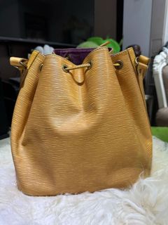 (Category: ) located in . Submitted by fendi.closet (Listing ID 1443192298, Image 1). Description: .