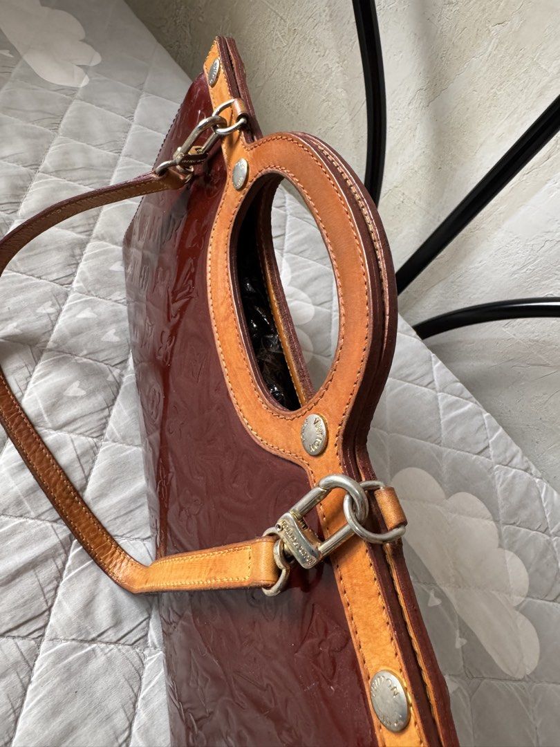Louis Vuitton Monogram Vernis Handbag (Category: Luxury Bags & Wallets) located in Danao, Cebu. Submitted by jojie.1983 (Listing ID 1443131087, Image 3). Description: thrift source 💗lv with code no color transfer on body minimal dirt only matingkad kulay ng body maroon color 👉yong issue fade hardwares and minor cracks sa lips not so visible pag suot yong bag. 👉see photos.