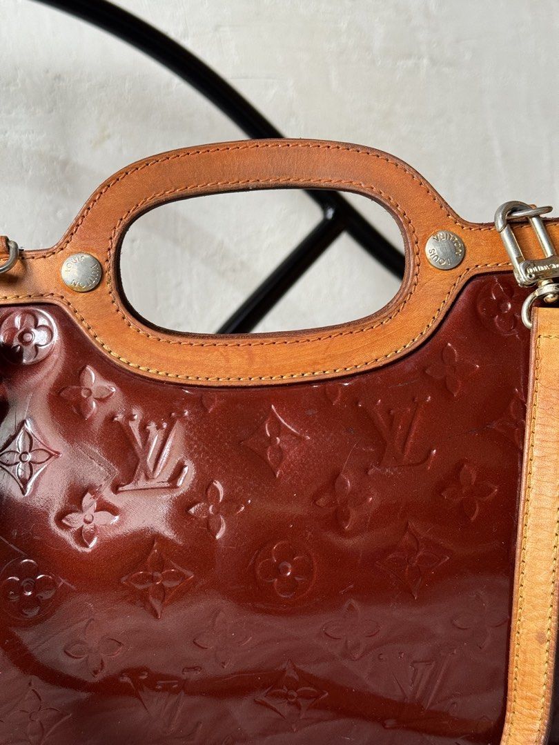 Louis Vuitton Monogram Vernis Handbag (Category: Luxury Bags & Wallets) located in Danao, Cebu. Submitted by jojie.1983 (Listing ID 1443131087, Image 2). Description: thrift source 💗lv with code no color transfer on body minimal dirt only matingkad kulay ng body maroon color 👉yong issue fade hardwares and minor cracks sa lips not so visible pag suot yong bag. 👉see photos.