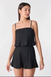 (Category: ) located in . Submitted by clearmywardrobeplssssss (Listing ID 1443216582, Image 1). Description: .