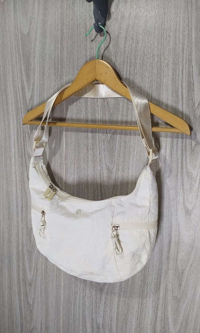 Lululemon Slouchy Sling Bag O/S (Category: Sling Bags) located in Naga. Submitted by secondspinv2 (Listing ID 1443279432, Image 2). Description: Lululemon Slouchy Sling Bag ✅No Issue ✅Need Wash ✅Location: Bicol Naga City, Camarines Sur ✅Courier: J&T Express/Flash Express ✅MOP: Gcash only.