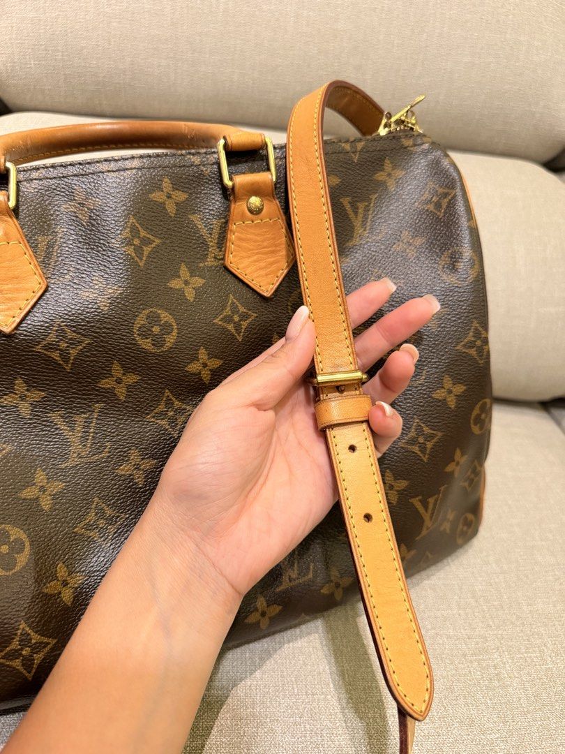 LV Speedy Bandouliere 35 (Category: Luxury Bags & Wallets) located in Quezon City. Submitted by luxury.shop_ph (Listing ID 1443230459, Image 3). Description: With free handle covers.