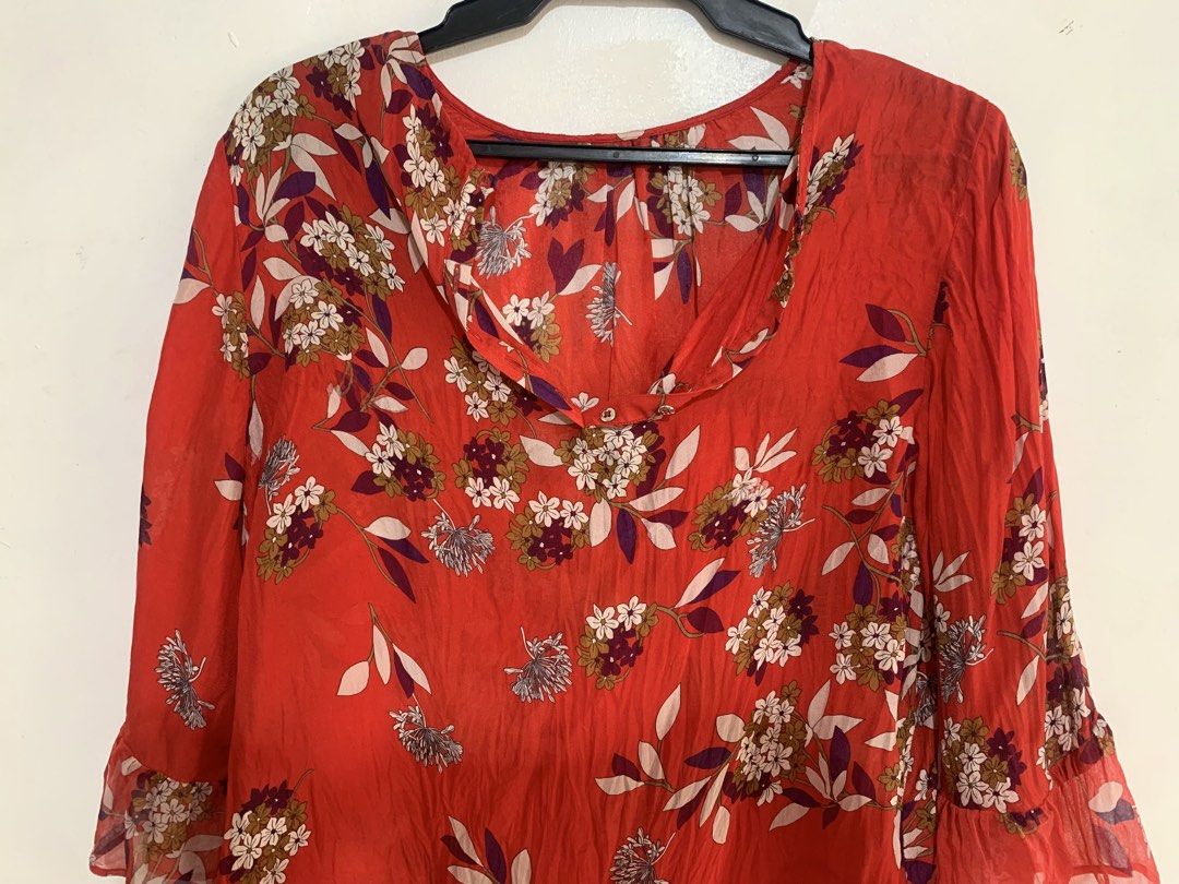 Massimo Dutti Floral Cherry Red Top Size Small (Category: Blouses) located in San Pedro. Submitted by kcshops (Listing ID 1443156045, Image 2). Description: 🌸 MASSIMO DUTTI FLORAL TOP WITH BELL SLEEVES 🌸 ✨ Feminine floral print with cute bell sleeves 📏 Size: Small (on tag) 📍 Location: San Pedro, Laguna 🚚 Delivery: J&T or Lalamove — shipping fee shouldered by buyer 🤝 Meet-up: Southwoods Mall, Biñan City 💬 Message me for more details or addi