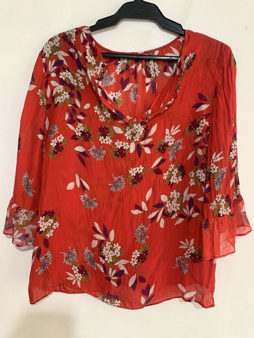 Massimo Dutti Floral Cherry Red Top Size Small (Category: Blouses) located in San Pedro. Submitted by kcshops (Listing ID 1443156045, Image 1). Description: 🌸 MASSIMO DUTTI FLORAL TOP WITH BELL SLEEVES 🌸 ✨ Feminine floral print with cute bell sleeves 📏 Size: Small (on tag) 📍 Location: San Pedro, Laguna 🚚 Delivery: J&T or Lalamove — shipping fee shouldered by buyer 🤝 Meet-up: Southwoods Mall, Biñan City 💬 Message me for more details or addi