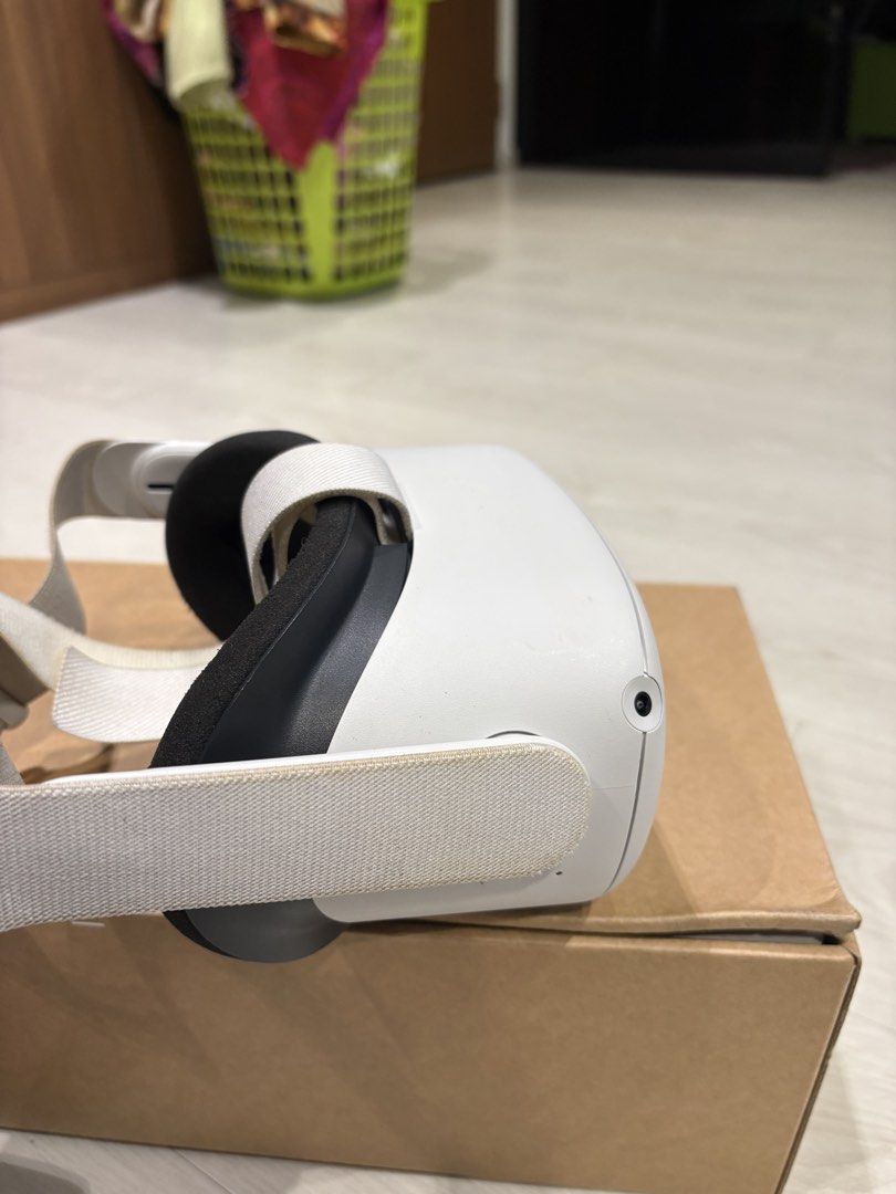 Meta Quest 2 (Category: Others) located in Singapore. Submitted by mr.seller12 (Listing ID 1443242521, Image 2). Description: fully functional face pad has some wear and tear can be easily replaceable .