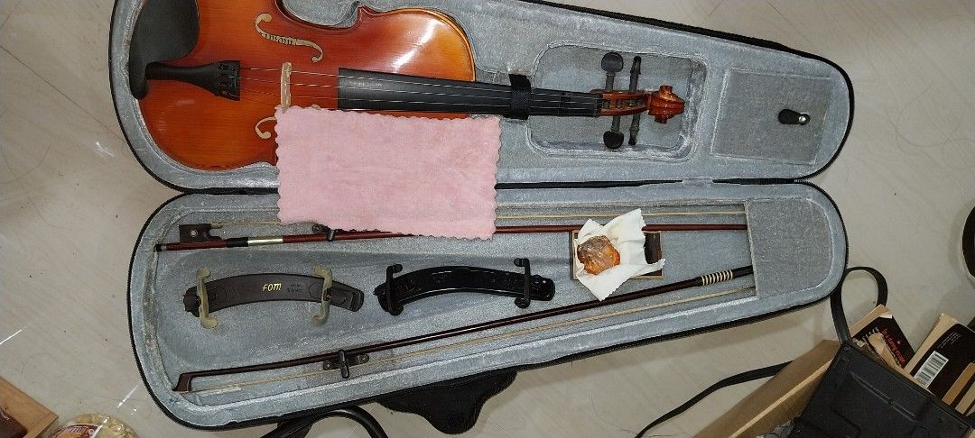 Mozart 4/4 Violin (Category: Musical Instruments) located in Cainta. Submitted by detheos7 (Listing ID 1443141141, Image 2). Description: Complete Violin set 2 beautiful sound creating bow 1 original FOM shoulder rest and 1 ordinary shoulder rest 1 Alice brand Rosin with Violin bag. Good for beginners. Pwedeng tumawad. delivery is charge on the buyer can do meet up near Primark Valleygolf Cainta..