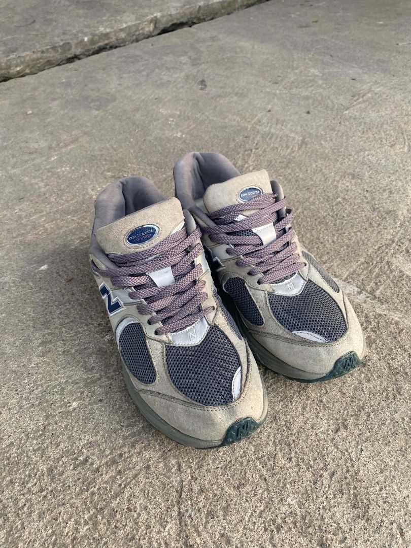 New Balance 2002R Silver Grey Sneakers (Category: Sneakers) located in Leyte. Submitted by tripmo_777 (Listing ID 1443241419, Image 1). Description: - New Balance 2002R sneakers - Color: Silver Grey - Style: Classic running shoe - Materials: Mesh and suede upper - Features: Comfortable sole, perfect for everyday wear - Condition: Shows some signs of use, but plenty of life left.