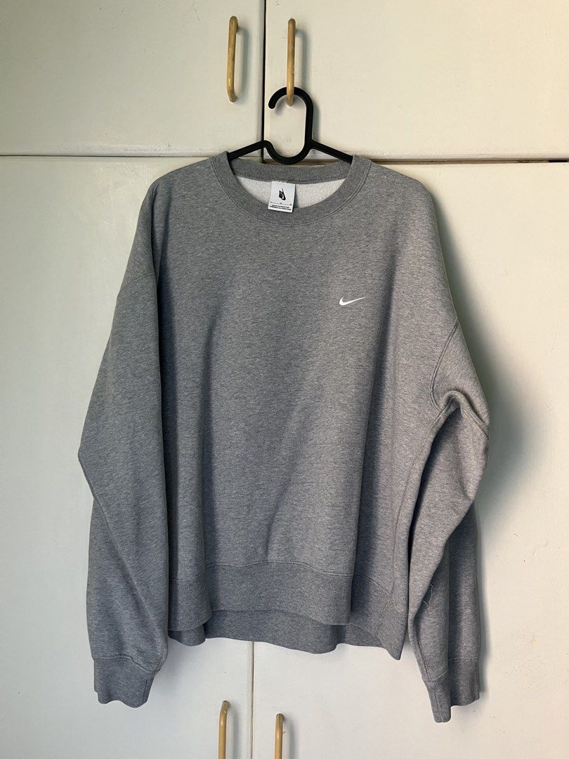 Nike Swoosh Crew Neck Sweatshirt (Category: Coats, Jackets and Outerwear) located in Las Pinas. Submitted by beandor (Listing ID 1443196393, Image 1). Description: 23x25 size L on tag no issues rfs: decluttering .