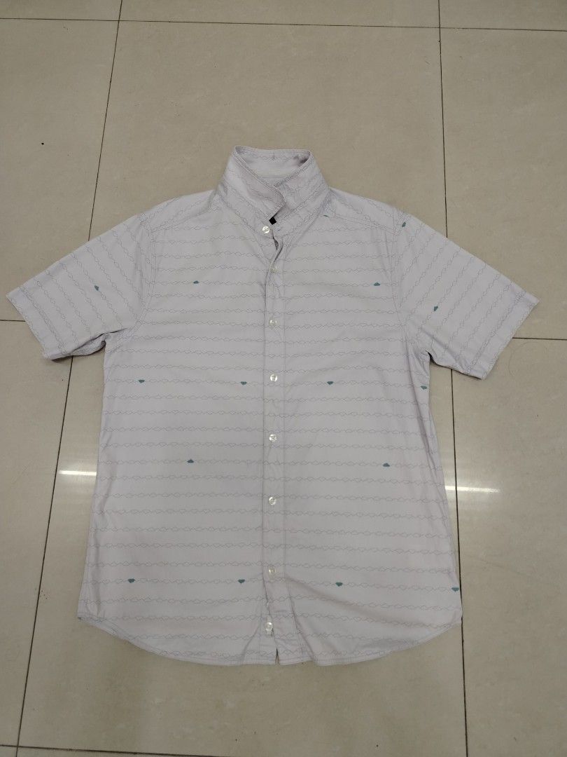 Nixon Short Sleeve Button Up Shirt Medium (Category: Tshirts & Polo Shirts ) located in San Pablo. Submitted by nhatzstuffz (Listing ID 1443275098, Image 2). Description: - Nixon short sleeve button up shirt - Size: Medium - Features a subtle all-over geometric pattern - Classic button-down collar - Versatile for casual or slightly dressed-up looks.