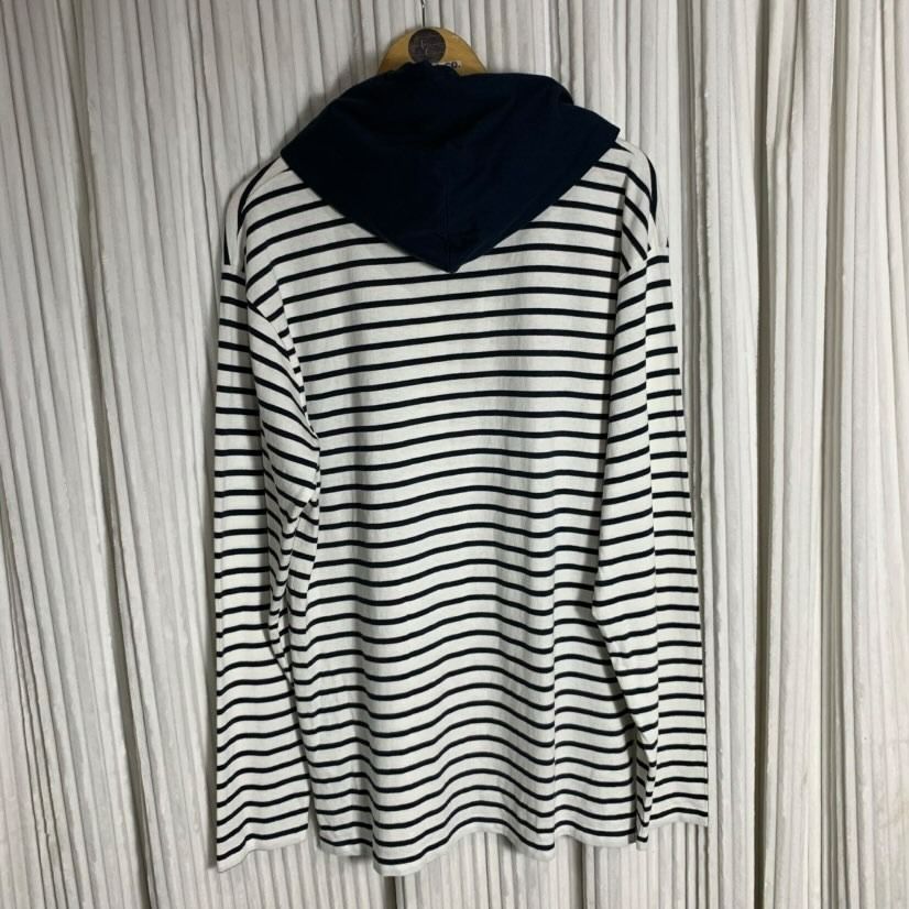 NJ35-CHAMPlON STRIPED LONG SLEEVED HOODIE (Category: Coats, Jackets and Outerwear) located in Bauang. Submitted by wintercollectionfc (Listing ID 1443220583, Image 3). Description: ❗️𝘼𝙡𝙡 𝙙𝙚𝙩𝙖𝙞𝙡𝙨 𝙥𝙤𝙨𝙩𝙚𝙙❗️ ✨𝗖𝗛𝗔𝗠𝗣𝗹𝗢𝗡 𝗦𝗧𝗥𝗜𝗣𝗘𝗗 𝗟𝗢𝗡𝗚 𝗦𝗟𝗘𝗘𝗩𝗘𝗗 𝗛𝗢𝗢𝗗𝗜𝗘✨ ᴄᴏᴅᴇ: ɴᴊ-35 𝐏𝐫𝐢𝐜𝐞: 𝟓𝟖𝟖 + 𝐒𝐅 𝐨𝐧𝐥𝐲 ᴍᴀʟʟ ᴘʀɪᴄᴇ: $799 (Convert niyo nalang po) ▪️ XL ▪️ New with tags ▪️ No issues ▪️ W 22" x L 30.5" ▪️ WHITE/NAVY P