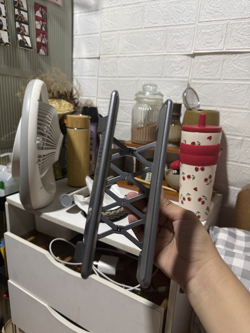 Oatsbasf Vertical Laptop Stand (Category: Other Accessories) located in Manila. Submitted by scase29 (Listing ID 1443152722, Image 3). Description: Material: ABS Color: Silver, Space Grey Size: 105x135x200mm Product net weight: 178g Suitable for: laptops, tablets Type: Simple Version, Deluxe Version (Both processing techniques are different) * (Tight Gravity, no need to adjust) - Put the laptop into the storage rack. Gravity drives on both sides 