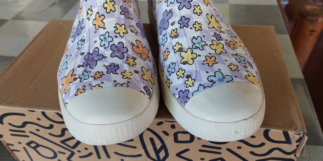 Authentic native (Category: Flats & Sandals) located in Manila. Submitted by wisejoy03 (Listing ID 1443239809, Image 2). Description: bought last December. masikip na ngayon..