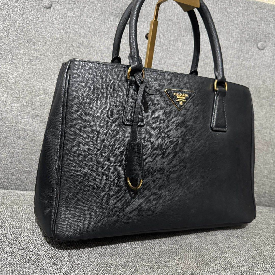 Prada Saffiano Leather With Sling (Category: Luxury Bags & Wallets) located in Madrid. Submitted by jhunaceee (Listing ID 1443126298, Image 3). Description: Nego Excellent condition No issue Kayo na bahala.