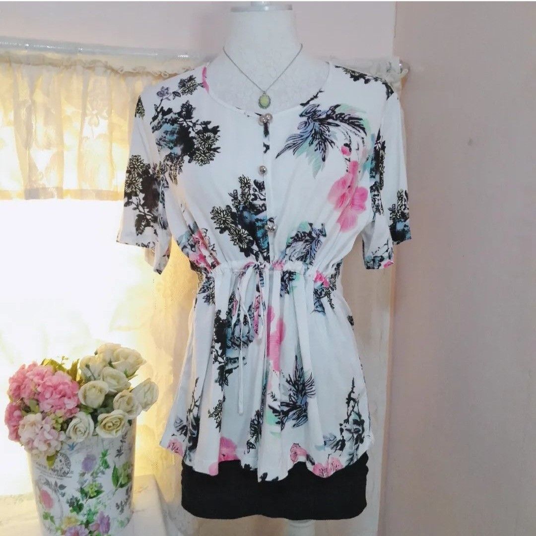 Preloved Korean White Floral Top (Category: Blouses) located in Caloocan City. Submitted by ailove_ph (Listing ID 1443233841, Image 2). Description: ♡ Preloved pieces, handpicked with love ♡ Color may vary due to lighting ♡ Items are preloved, please manage your expectations ♡ DM for inquiries Thanks loves!💕.