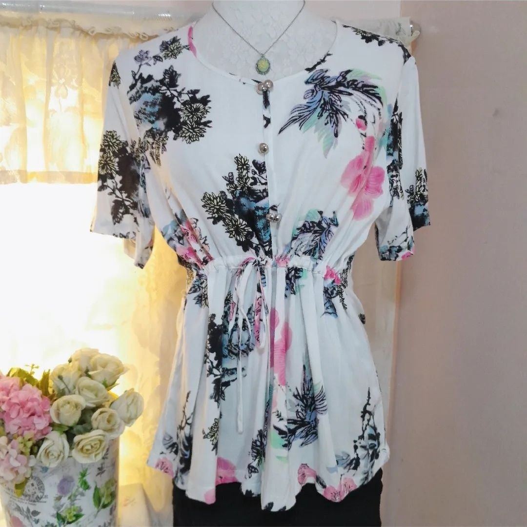 Preloved Korean White Floral Top (Category: Blouses) located in Caloocan City. Submitted by ailove_ph (Listing ID 1443233841, Image 1). Description: ♡ Preloved pieces, handpicked with love ♡ Color may vary due to lighting ♡ Items are preloved, please manage your expectations ♡ DM for inquiries Thanks loves!💕.