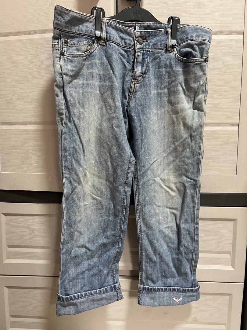 Roxy Light Wash Denim Cropped Jeans Size L (Category: Jeans) located in Cainta. Submitted by p3spreloved (Listing ID 1443164793, Image 1). Description: - Roxy cropped jeans - Light wash denim - Cuffed hem with Roxy logo detail - Button and zip closure - Size L - Ideal for casual wear Length 28in Waist 16in when laid flat.