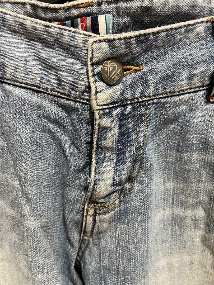 Roxy Light Wash Denim Cropped Jeans Size L (Category: Jeans) located in Cainta. Submitted by p3spreloved (Listing ID 1443164793, Image 2). Description: - Roxy cropped jeans - Light wash denim - Cuffed hem with Roxy logo detail - Button and zip closure - Size L - Ideal for casual wear Length 28in Waist 16in when laid flat.