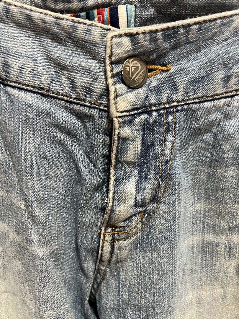 Roxy Light Wash Denim Cropped Jeans Size L (Category: Jeans) located in Cainta. Submitted by p3spreloved (Listing ID 1443164793, Image 3). Description: - Roxy cropped jeans - Light wash denim - Cuffed hem with Roxy logo detail - Button and zip closure - Size L - Ideal for casual wear Length 28in Waist 16in when laid flat.