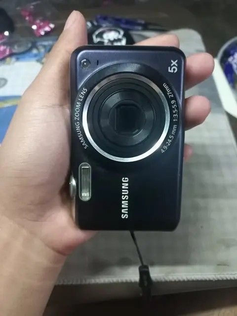 Samsung ES70 12MP Digital Camera (Category: Cameras) located in Manila. Submitted by lilphum (Listing ID 1443220294, Image 2). Description: Negotiable pa sa price, u can see naman sa picture ang issue and beside that wala na unit only nalang (camera) wala na pong battery natuluyan na nasira.