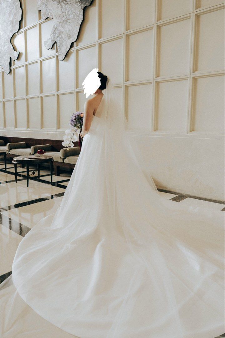 Secondhand White Label Bridal Wedding Gown (Category: Evening dresses & gowns) located in Caloocan City. Submitted by brightwolf.eba4a0 (Listing ID 1443148574, Image 3). Description: Selling my wedding gown as it has already served its purpose. Purchased it from White Label Bridal. Fabric is mikado. Comes with a long veil. Already dry-cleaned. My height is 4’11, but do note that the length of the gown accounts for my 3-inch heels. Message me for 