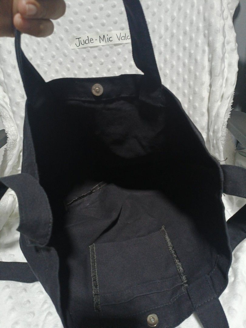 Stussy Black Canvas Tote Bag with Strap (Category: Tote Bags) located in Tanay. Submitted by micvalcorza (Listing ID 1443274995, Image 3). Description: - Brand: Stussy - Color: Black - Material: Canvas - Features: Top handles, detachable shoulder strap, printed Stussy logo on front, interior pockets - Closure: Snap button - Size: Good for everyday use.