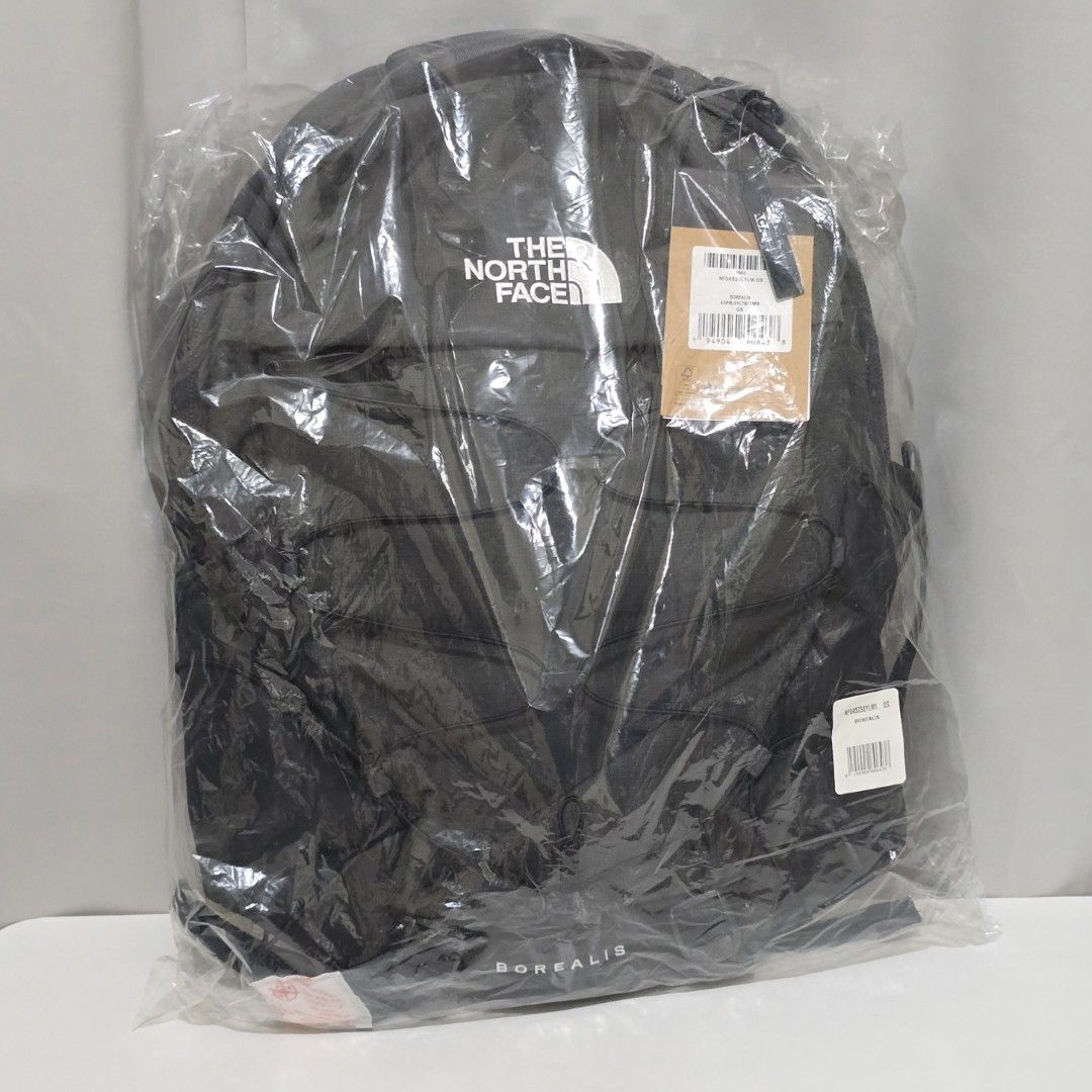 The North Face Borealis 灰色背囊 （分類：背包）位於 Hong Kong。 由 thenameislyon 提交（商品編號 1443193388，圖片 1）。簡介： The North Face - Borealis Backpack 灰色, 全新未剪牌 Grey Color, Brand New https://www.thenorthface.co.uk/en-gb/p/men-211701/borealis-backpack-NF0A52SE?color=4JH。