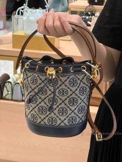 (Category: ) located in . Submitted by fashion.luxe (Listing ID 1443304762, Image 1). Description: .
