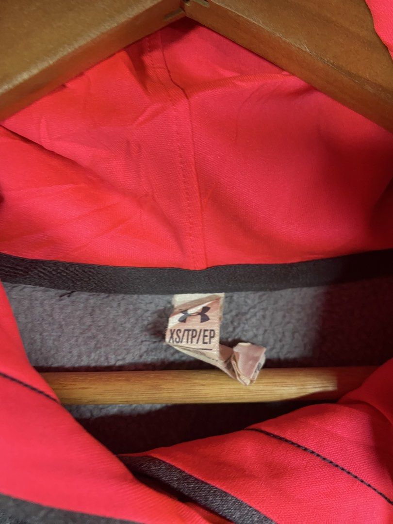 Under Armour Grey Hoodie with Red Lining (Category: Hoodies) located in Bolinao. Submitted by frenced28 (Listing ID 1443264834, Image 3). Description: Wide:19 length:24.5 - Grey Under Armour hoodie - Red lining inside the hood - Under Armour logo on the front - Kangaroo pocket - Drawstrings for the hood - Size XS/TP/EP.