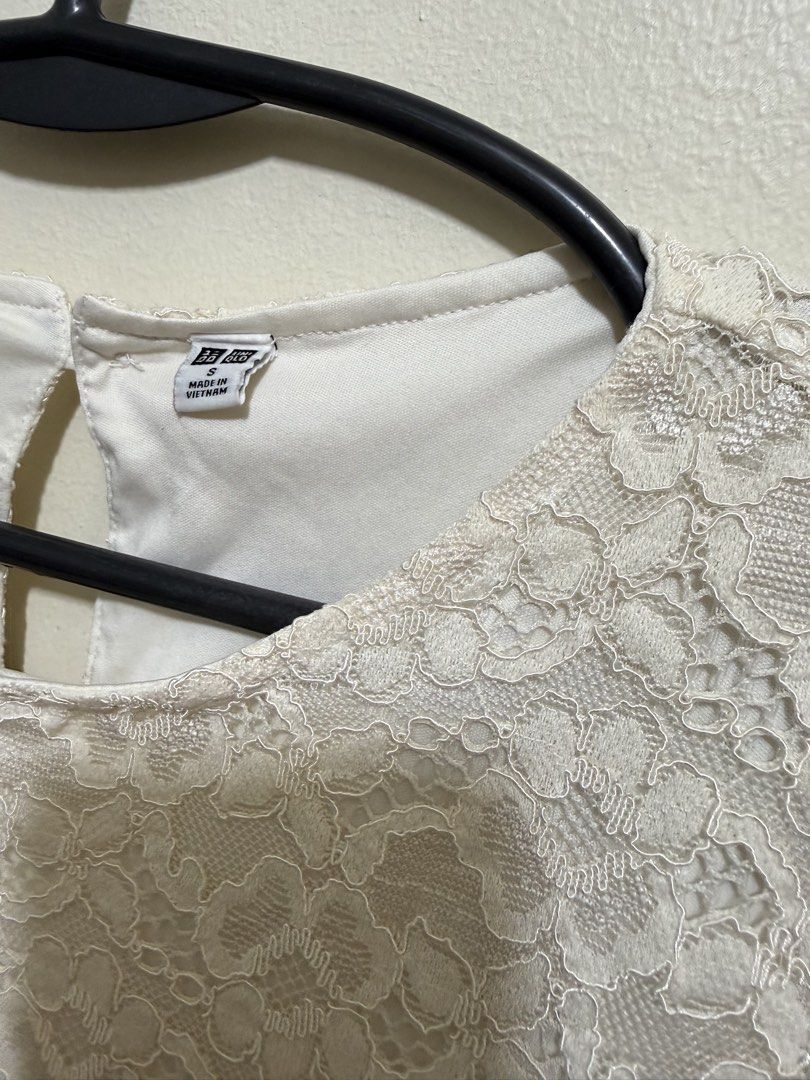 Uniqlo Lace Short Sleeve (Category: Shirts) located in Pasig City. Submitted by cesstoh (Listing ID 1443206397, Image 3). Description: 🩷Pre-loved🩷 Uniqlo lace shirt Small on tag Bust: 32-36in Length: 20in .