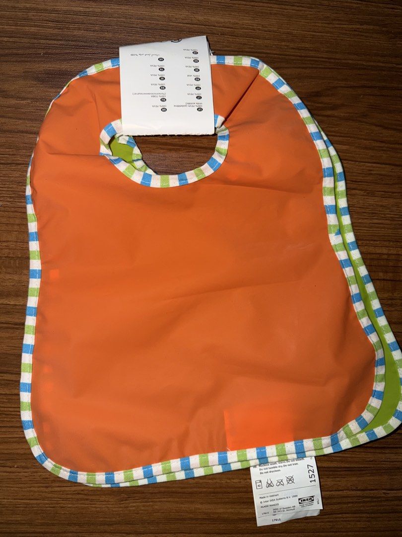 Waterproof Bibs (Category: Weaning & Toddler Feeding) located in Quezon City. Submitted by steph_hgo (Listing ID 1443196694, Image 1). Description: Take all for 900 3 pieces (all brand new) Waterproof, washable. .