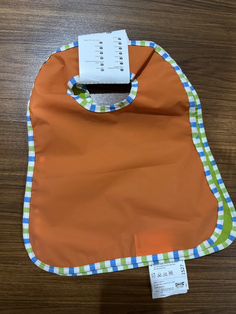 Waterproof Bibs (Category: Weaning & Toddler Feeding) located in Quezon City. Submitted by steph_hgo (Listing ID 1443196694, Image 2). Description: Take all for 900 3 pieces (all brand new) Waterproof, washable. .