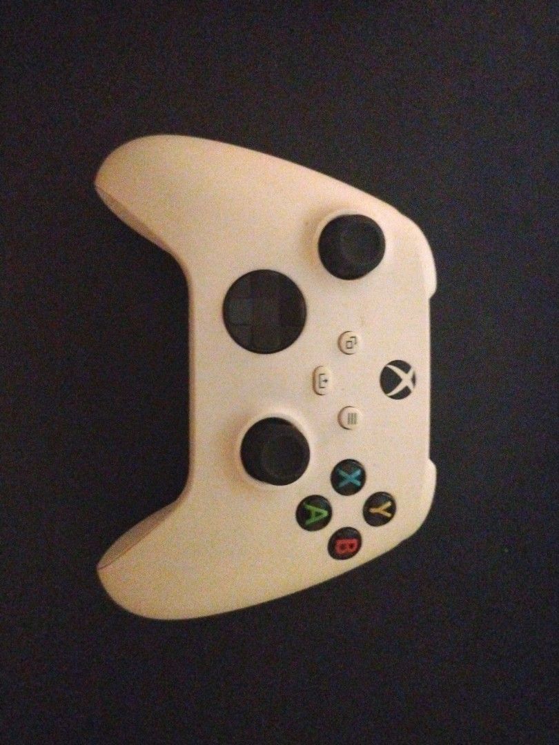 White Xbox Wireless Controller (Category: Controllers) located in Singapore. Submitted by bennys1234 (Listing ID 1443225558, Image 1). Description: - White Xbox Wireless Controller - Excellent working condition - Compatible with Xbox and PC - Includes all standard buttons and joysticks - Great for gaming!.