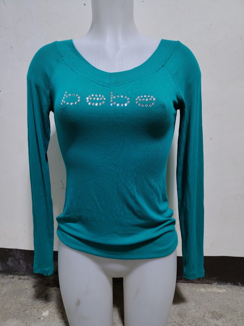 Y2k Bebe Long Sleeve Rhinestone Logo Top (Category: Blouses) located in Villasis. Submitted by trip_thrift15 (Listing ID 1443276635, Image 2). Description: - Bebe long sleeve top - Features Bebe logo with rhinestones across the chest - Versatile styling: can be worn off the shoulder or as a V-neck - Ribbed material for a comfortable fit - Ideal for night outs or casual wear complete rhinestones issue/flaws(check last 2 pics.) MOP-GCASH JNT COURIE