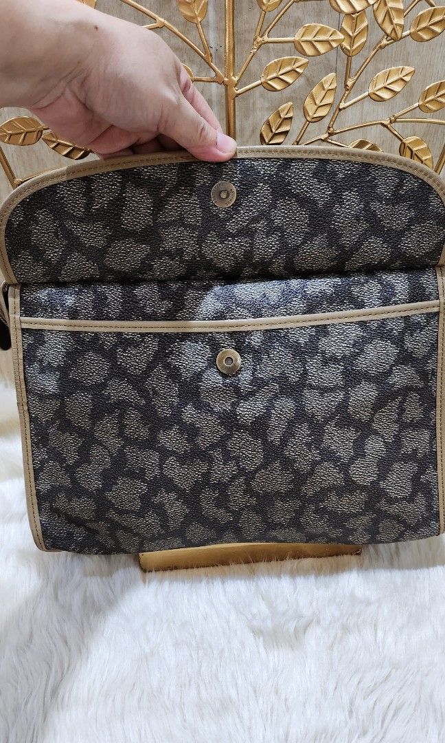 YSL authentic preloved (Category: Clutches) located in Cavite. Submitted by geturs (Listing ID 1443234901, Image 3). Description: .