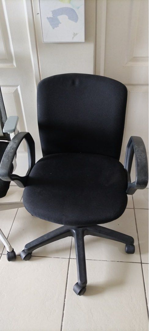 2 Swivel chairs (Category: Office Furniture & Fixtures) located in Mandaluyong City. Submitted by gabbie_0708 (Listing ID 1443420336, Image 1). Description: Negotiable Heavy duty.