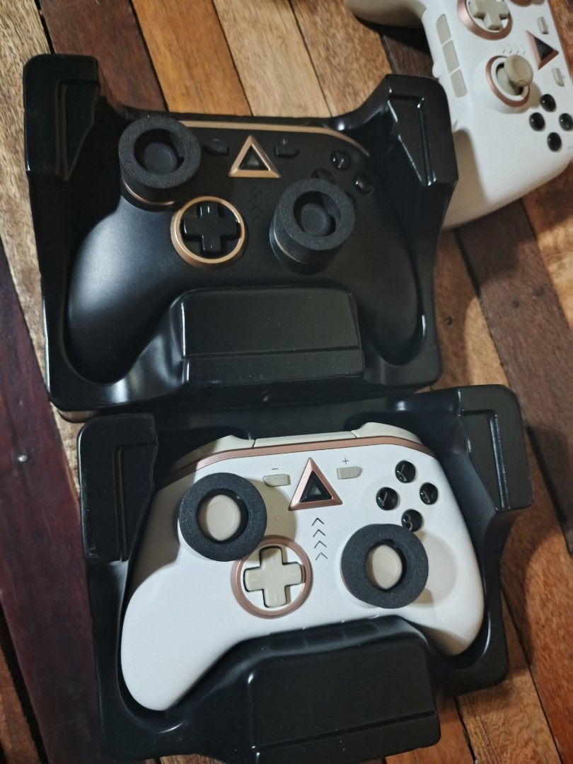 allone nintendo switch controller (Category: Nintendo) located in San Jose del Monte. Submitted by toys.merch.electronic (Listing ID 1443451490, Image 2). Description: 2pcs loose white (minor flaws) 500 each black /white b.new unbox 700 each tested working mop gcash mod flash/lbc/lalamove loc sjdm bulacan.