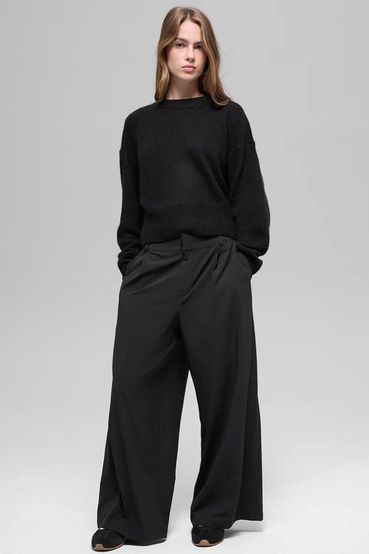 Alo High-Waist Dreamscape Trouser (Short) (Category: Jeans & Leggings) located in Singapore. Submitted by poohsellstuff (Listing ID 1443371567, Image 2). Description: Worn once. - Wide-leg black pants - High-waisted with pleats - Loose, relaxed fit - 28" inseam - Best for heights 5'3" and under - Comfortable and stylish - Ideal for everyday wear.
