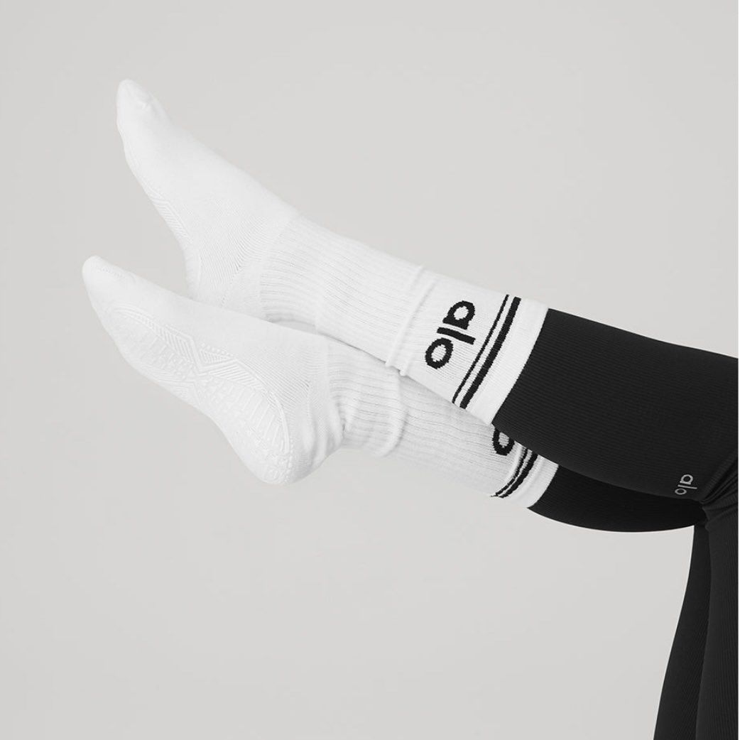 ALO Women’s Throwback Barre Sock (Category: Socks & Tights) located in Quezon City. Submitted by kathleenscloset (Listing ID 1443360828, Image 2). Description: Size: M/L (8-11).