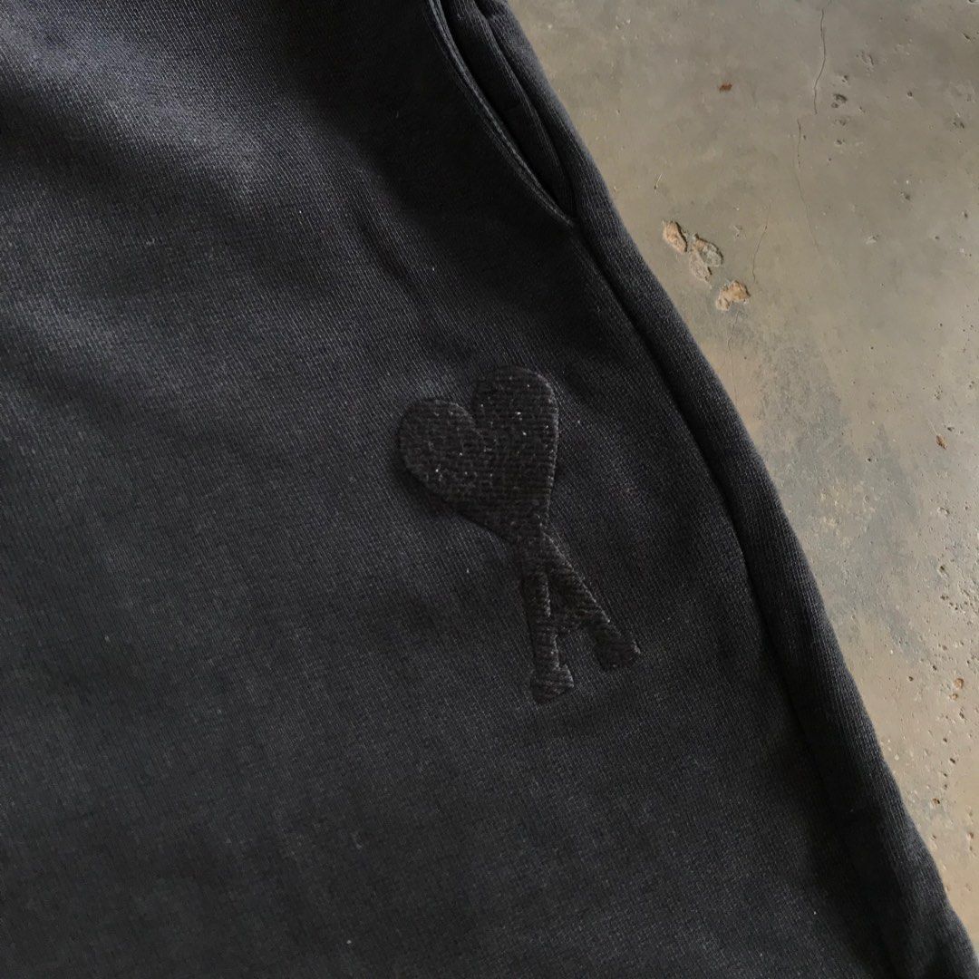 AMI TRIPLE BLACK (Category: Luxury Apparel) located in Banga. Submitted by iraleem220741 (Listing ID 1443331698, Image 2). Description: AMI TRIPLE BLACK COLOR WAY BIG LOGO HEAVY COTTON 9/10 CR GOOD CONDITION .