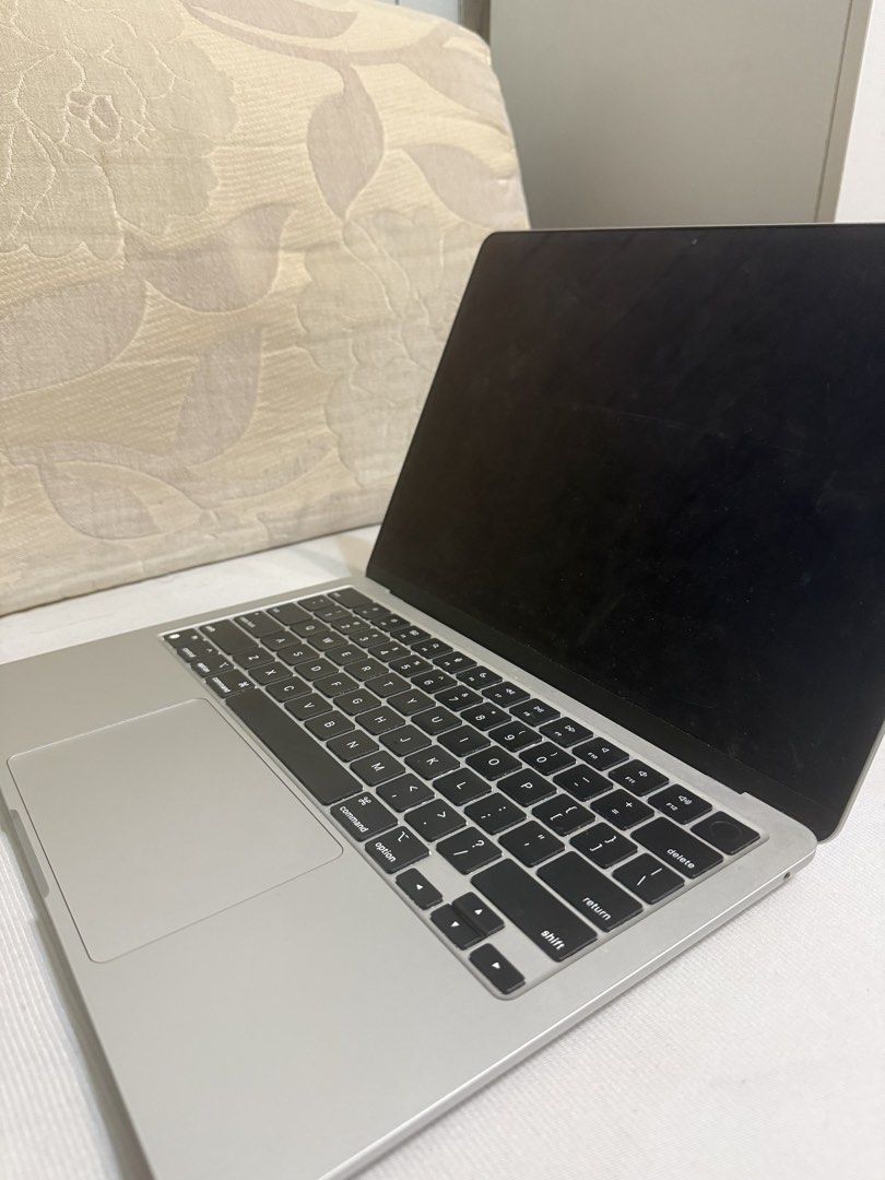 Apple MacBook Air Silver M2 13”480445856797184004
