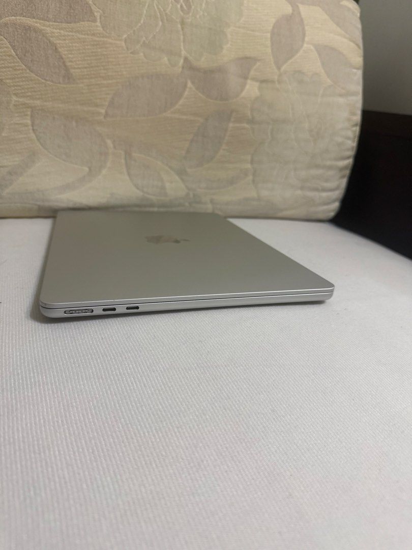 Apple MacBook Air Silver M2 13”480445856797184003