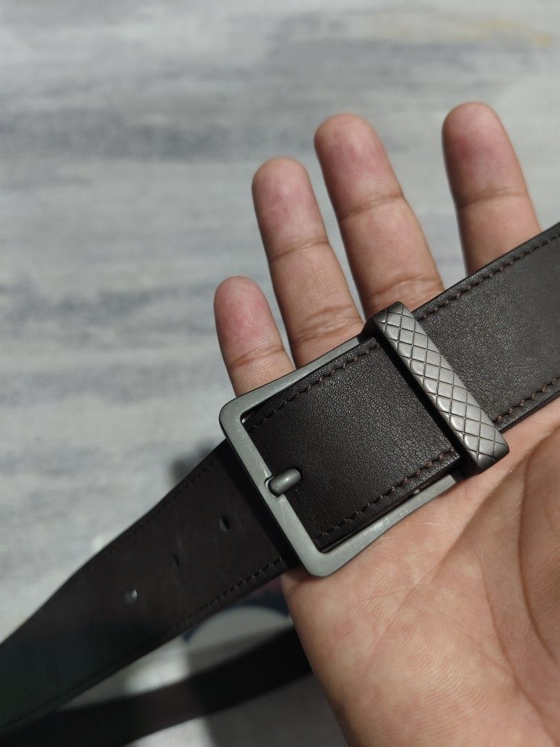 AUTHENTIC BOTTEGA VENETA LEATHER BELT (Category: Luxury Accessories) located in Baguio. Submitted by igorotak.111.taraki.com (Listing ID 1443364302, Image 1). Description: FS AUTHENTIC BOTTEGA VENETA LEATHER BELT V.GOOD CONDI NO ISSUES SOLID NITO ♥️ L-41.