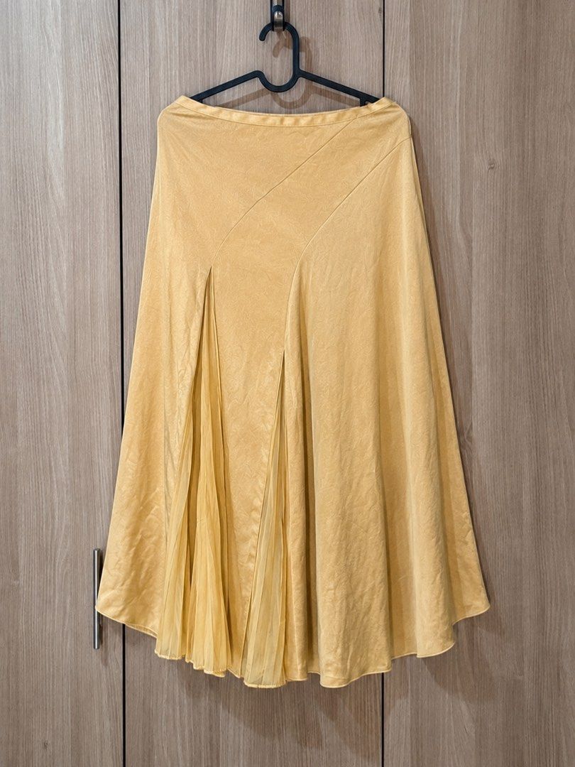 Beige Pleated Midi Skirt (Category: Skirts) located in Quezon City. Submitted by jong_17 (Listing ID 1443319726, Image 3). Description: - Bought from US at $30 - Flattering flared panels - Sits comfortably at natural waist - Perfect for dressing up or down - waist when laid flat 13 in, length is 32.5 - fits a 25-26 waist.